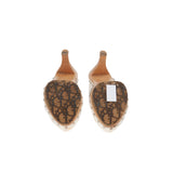 Burnu kapalı, logolu terlik